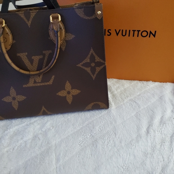 Louis Vuitton - Picture 3 of 10